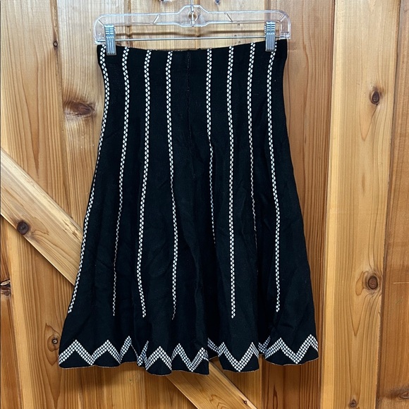 Dresses & Skirts - Elegant Black and White Knit Skirt
